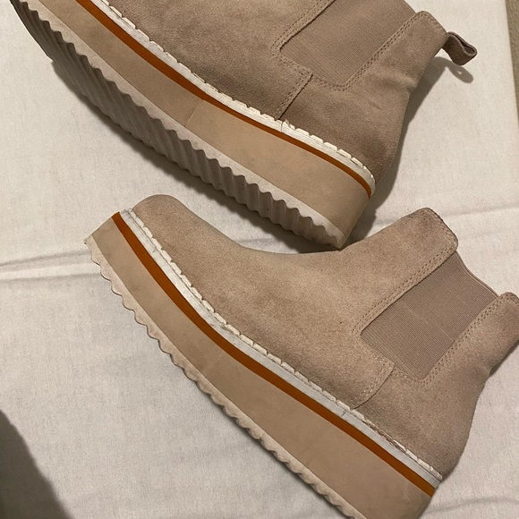 Matisse Tan Ankle Boots with Elastic Panels - Picture 4 of 7